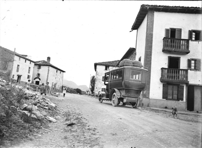 Calle en el núcleo urbano de Nagore, en el valle de Arce. Sobre la calzada, un autobús de la línea Aoiz - Burguete. 